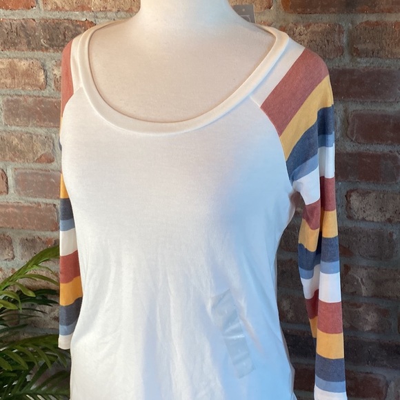 Maurices XS white 3/4 sleeve scoop neck t-shirt - Picture 2 of 10